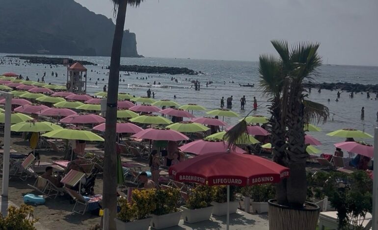 «No alla paura» a Bacoli spiagge piene a Miliscola e Miseno