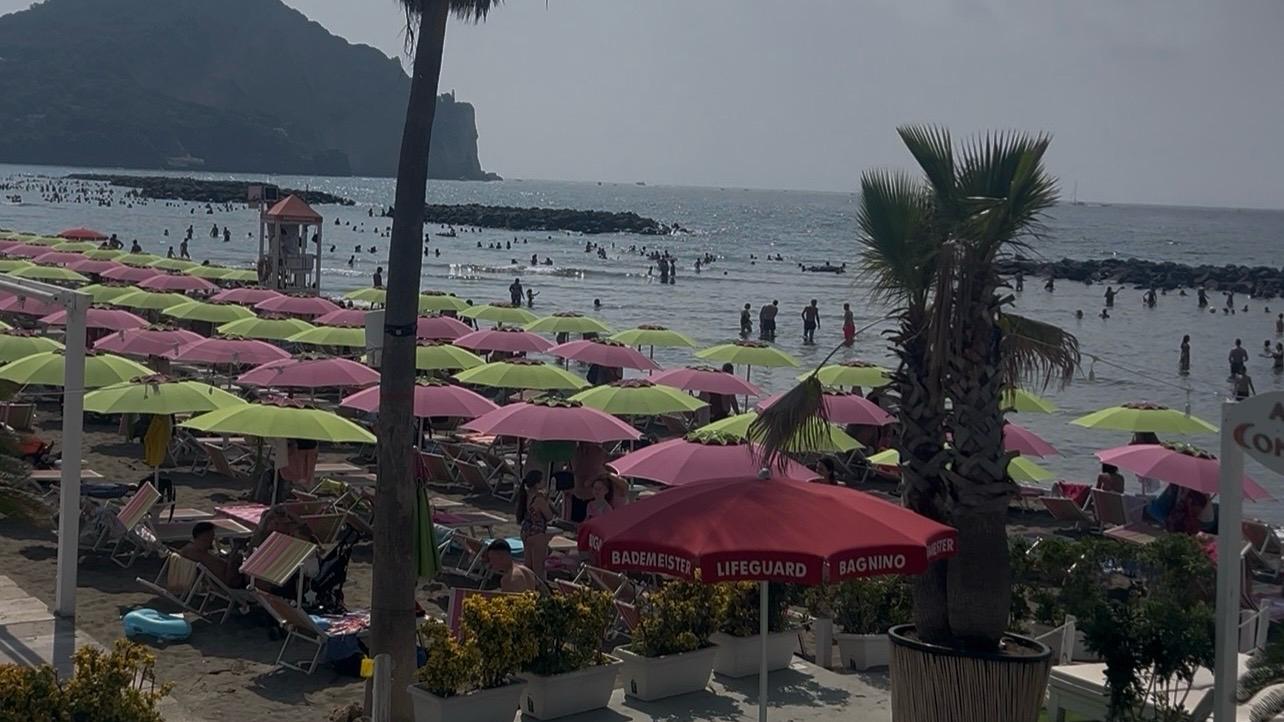 «No alla paura» a Bacoli spiagge piene a Miliscola e Miseno
