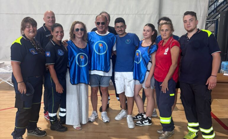 Volontari in campo accanto agli sfollati a Pozzuoli