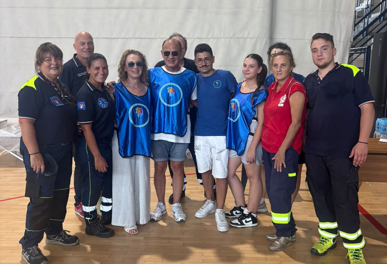 Volontari in campo accanto agli sfollati a Pozzuoli