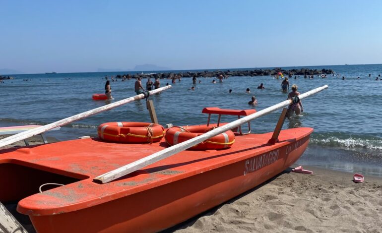 Tragedia sfiorata a Bacoli, 25enne rischia di annegare: salvato dai bagnini del lido – LE FOTO