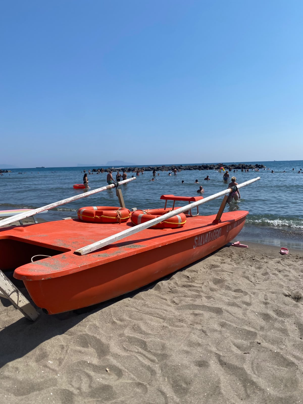 Tragedia sfiorataia Bacoli, 25enne rischia di annegare: salvato dai bagnini del lido – LE FOTO