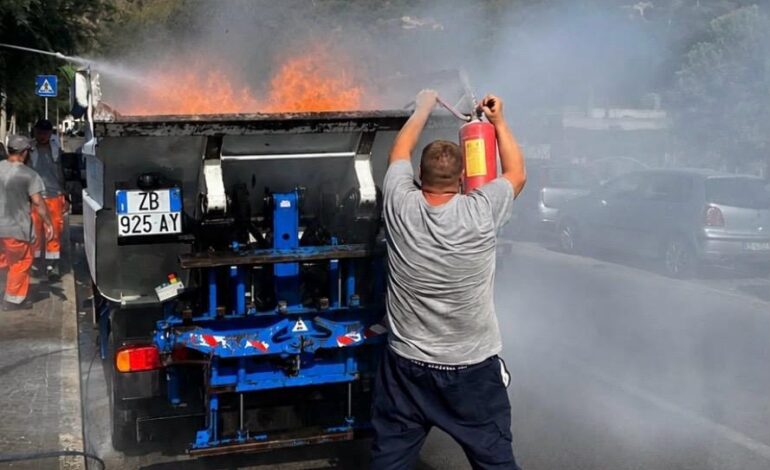 BACOLI/ In fiamme camion dei rifiuti a Miliscola