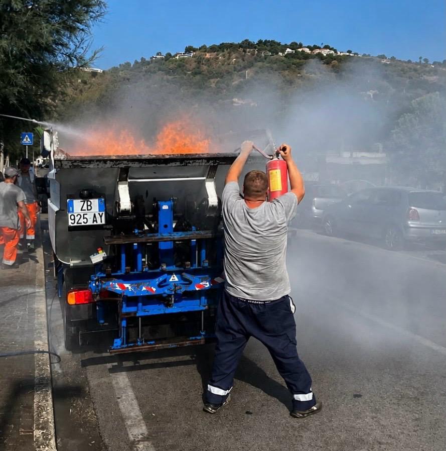 BACOLI/ In fiamme camion dei rifiuti a Miliscola
