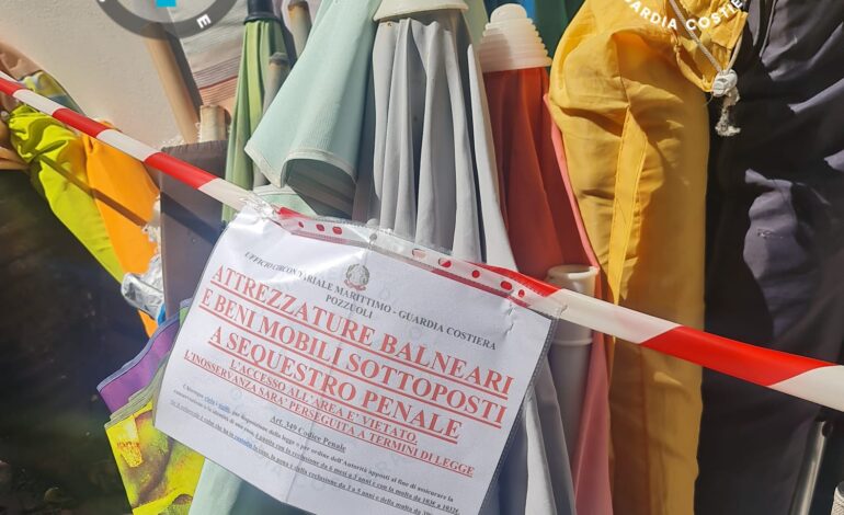 Lido abusivo a Bacoli: la Guardia Costiera sequestra lettini, ombrelloni e tavolini – LE FOTO
