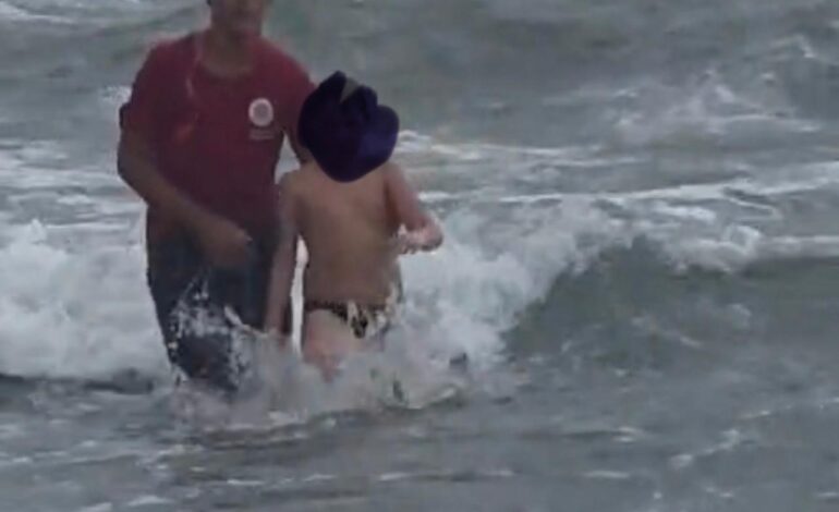 BACOLI/ Trascinato dalle onde bimbo salvato da un bagnino