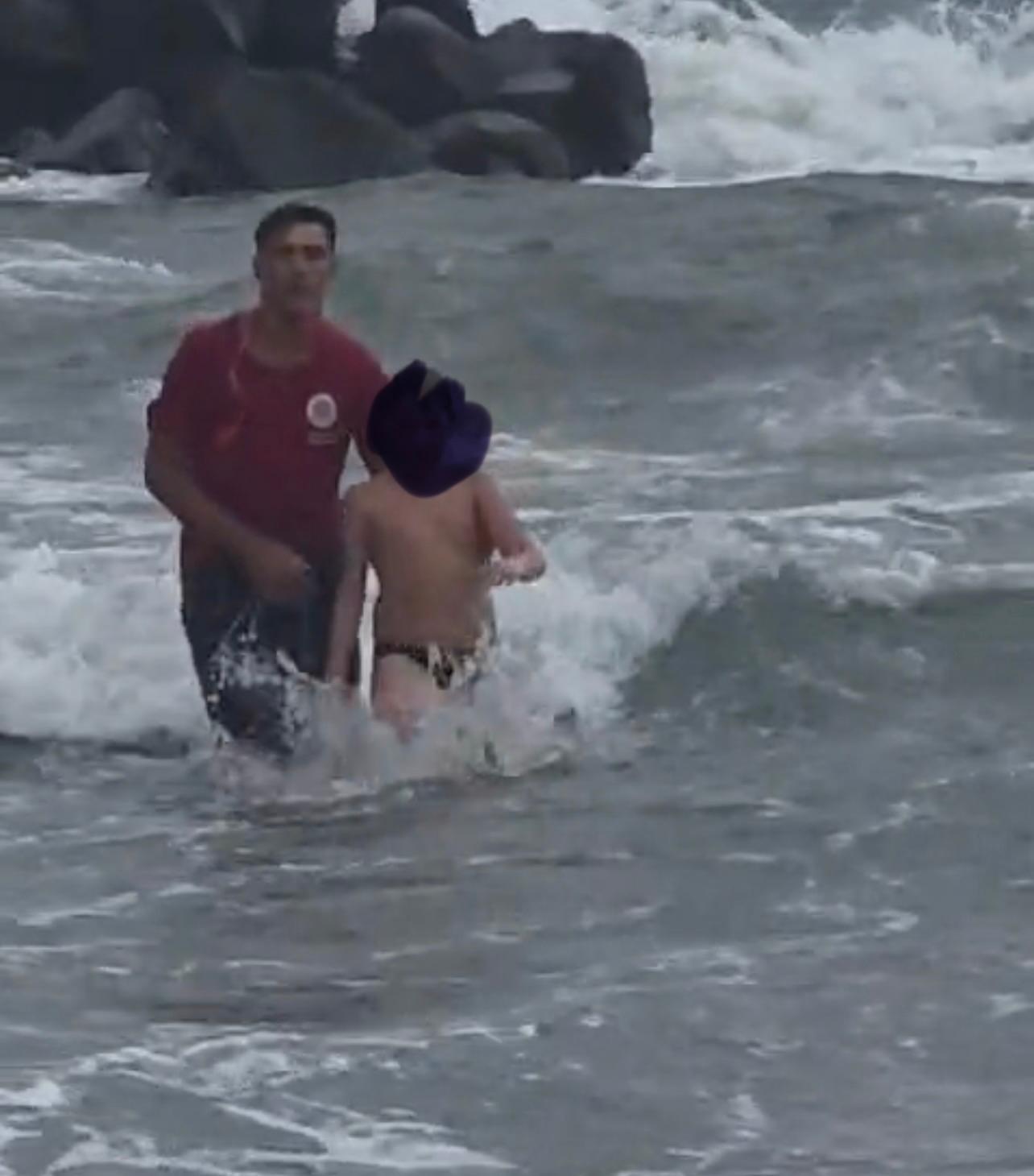 BACOLI/ Trascinato dalle onde bimbo salvato da un bagnino