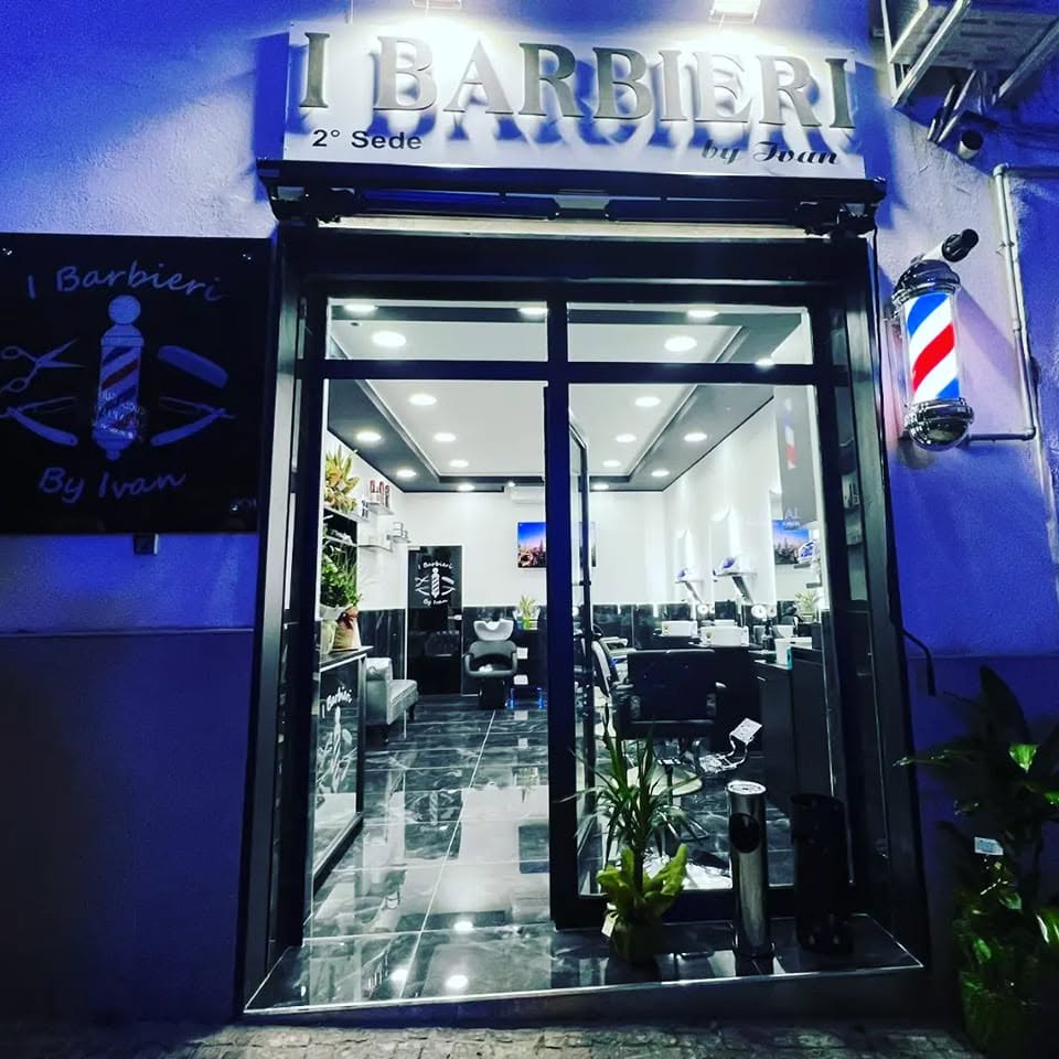 «Metto a disposizione i miei locali per i colleghi colpiti dal bradisismo» il gesto solidale di un barbiere di Pozzuoli