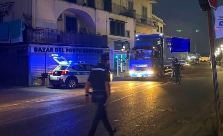 Camion sul porto di Pozzuoli nonostante il divieto: multe dalla Polizia Municipale