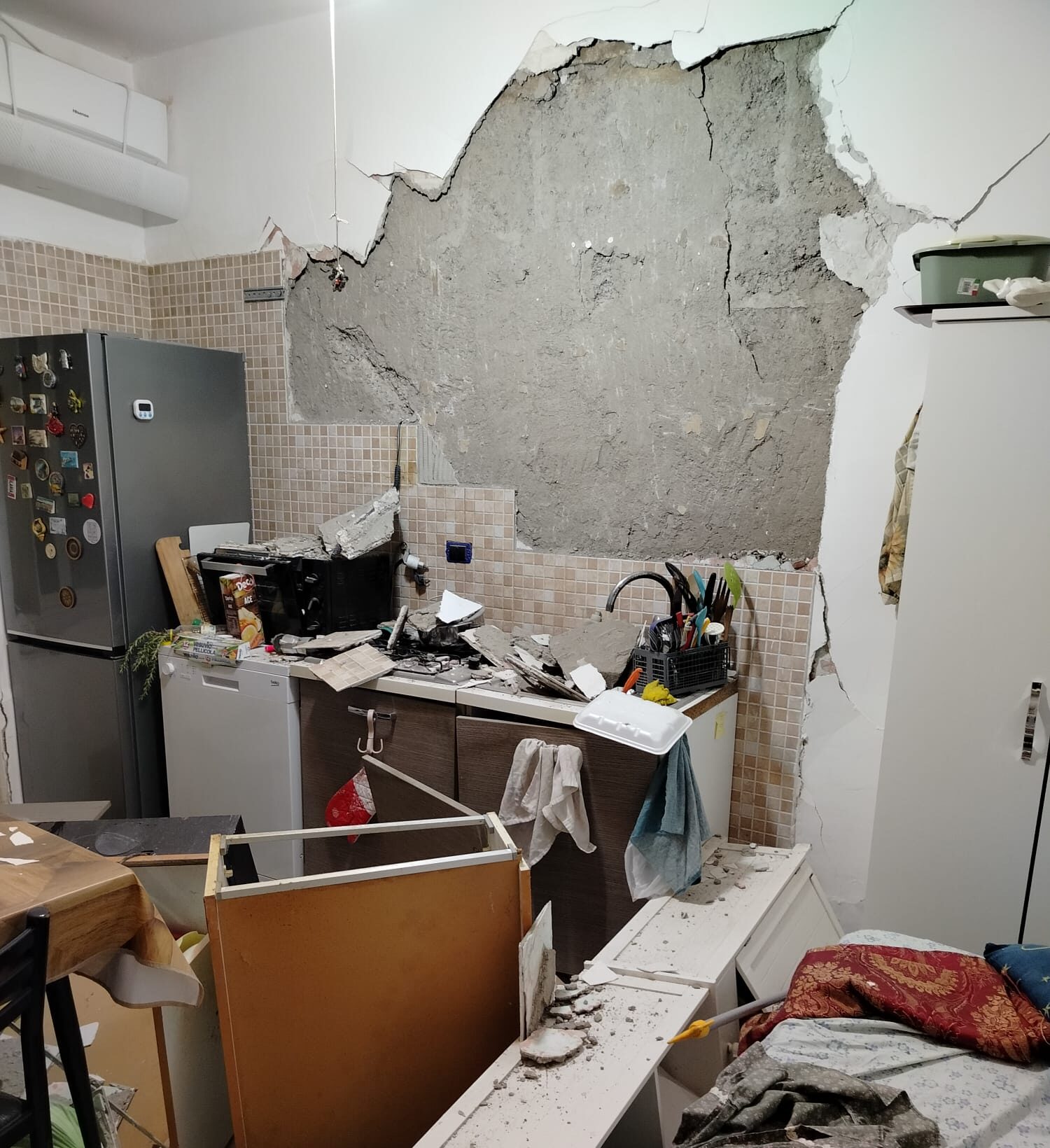 Bradisismo a Pozzuoli, il nuovo bollettino: 1700 sfollati, 691 case dichiarate inagibili