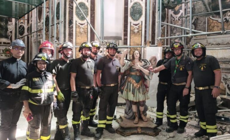 I vigili del Fuoco salvano opere d’arte nelle chiese di Pozzuoli. Incontro tra il vescovo e i parroci