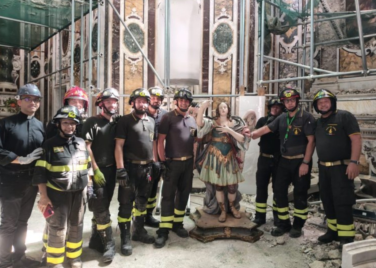 I vigili del Fuoco salvano opere d’arte nelle chiese di Pozzuoli. Incontro tra il vescovo e i parroci