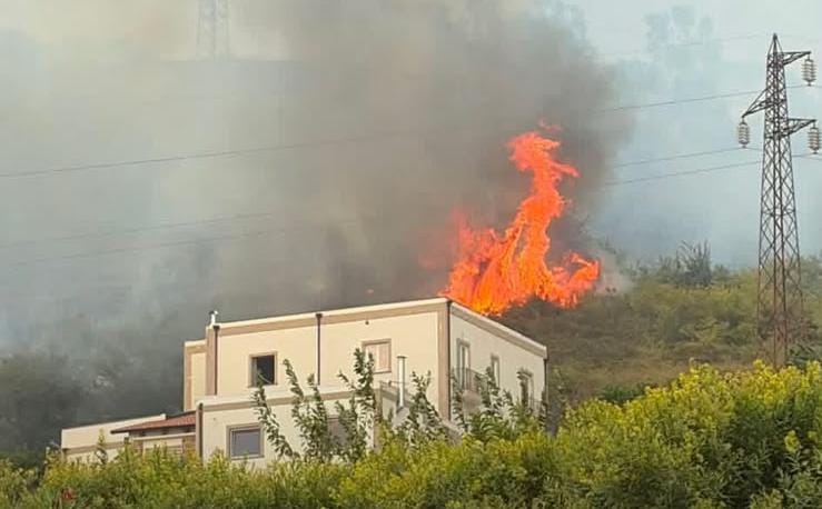 Incendio lambisce le case a Pozzuoli: spento dai Vigili del Fuoco