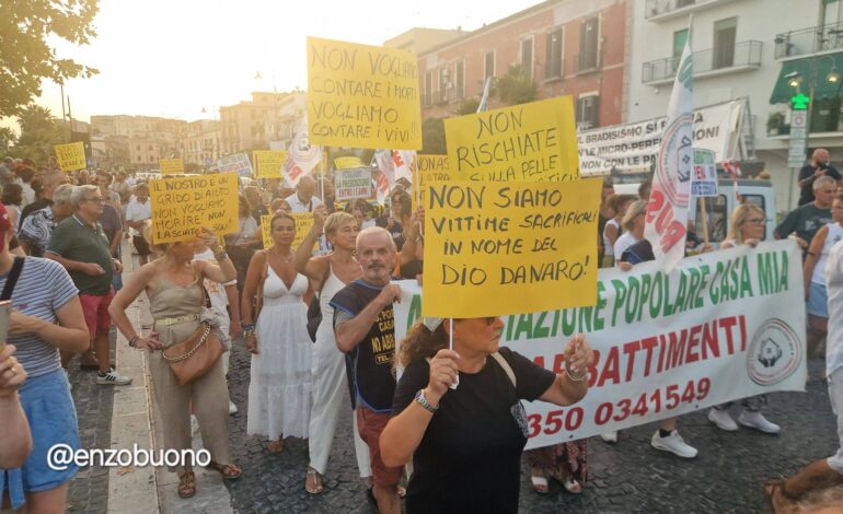 «Stato di emergenza subito» In centinaia in corteo a Pozzuoli