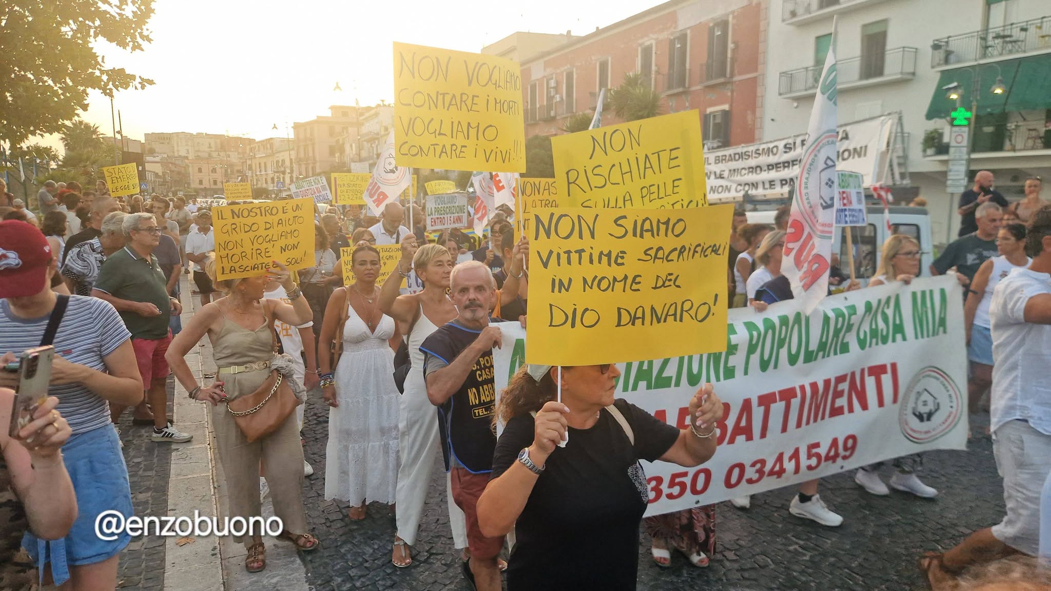 «Stato di emergenza subito» In centinaia in corteo a Pozzuoli