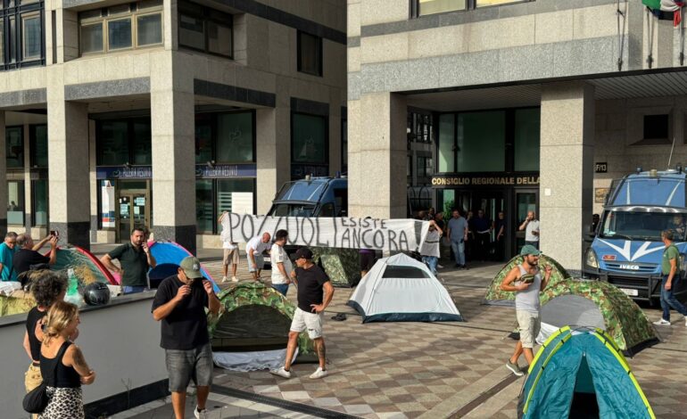 Tende e striscioni degli sfollati davanti alla sede del consiglio regionale «Pozzuoli non può più aspettare»