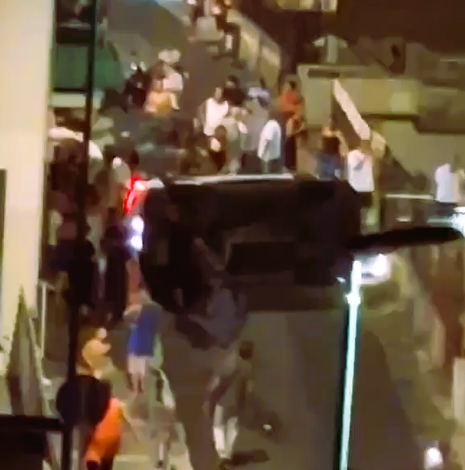 Paura nella notte, auto si ribalta a Pianura