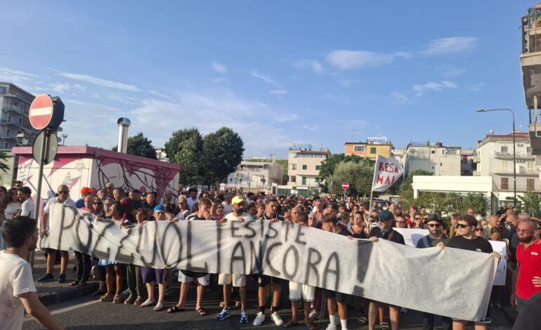 L’urlo dei bambini al corteo di Pozzuoli «Vogliamo contare i giochi non le scosse»