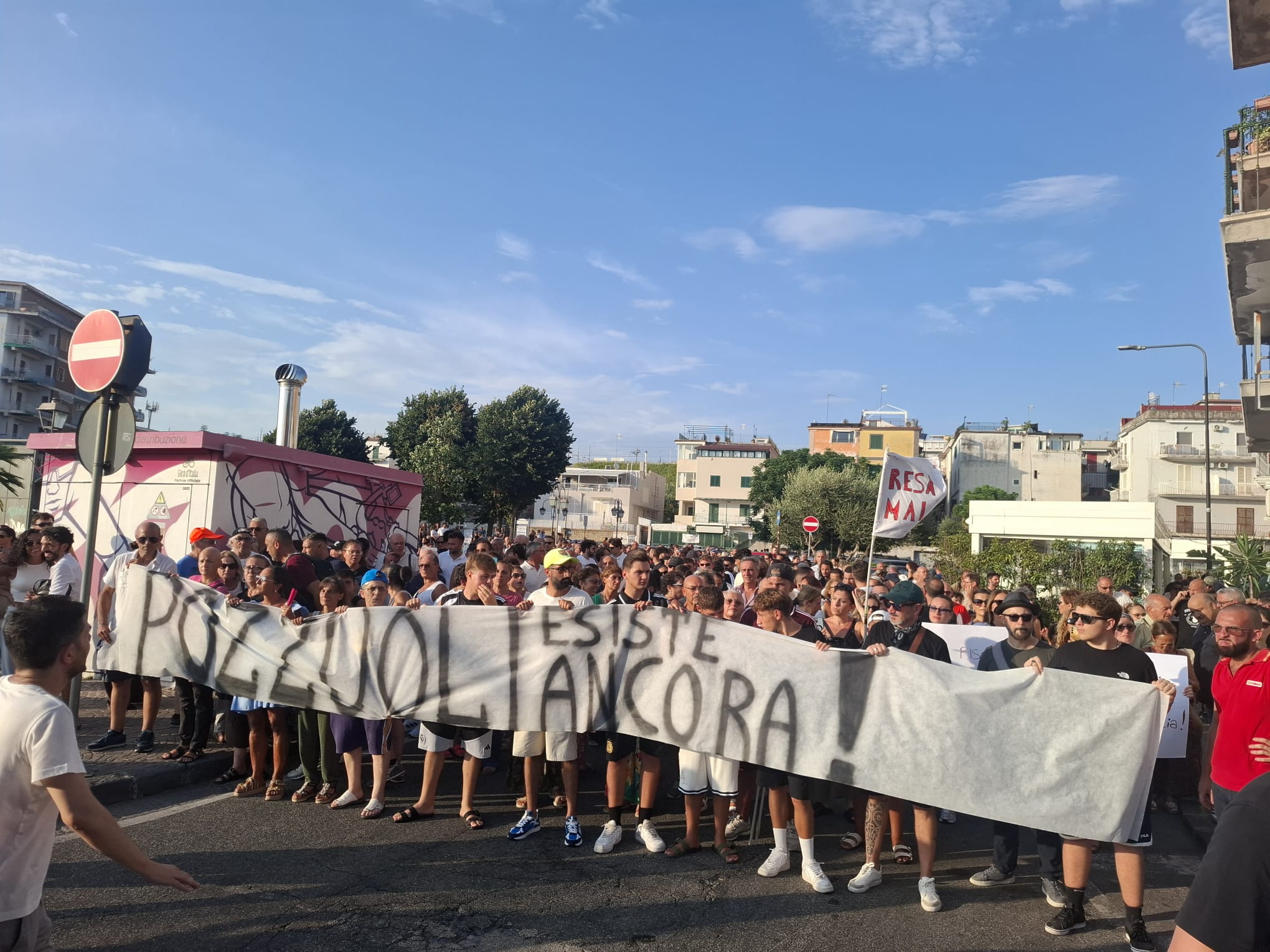 L’urlo dei bambini al corteo di Pozzuoli «Vogliamo contare i giochi non le scosse»