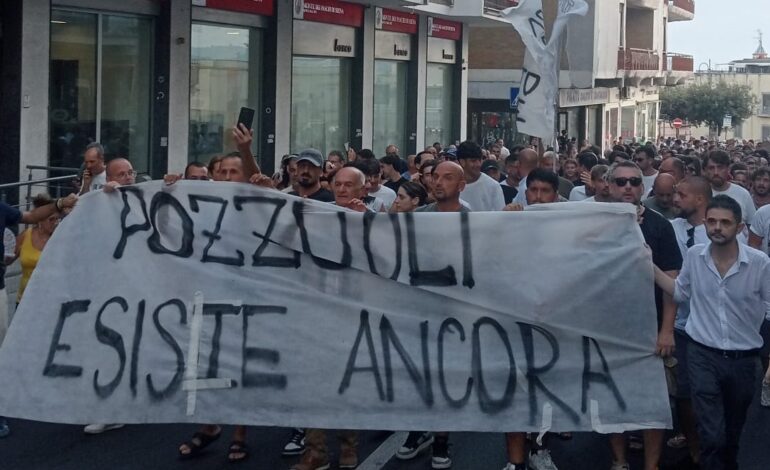 «Apriamo i cancelli dell’HUB» Sfollati a Pozzuoli in marcia verso via Artiaco – LE FOTO