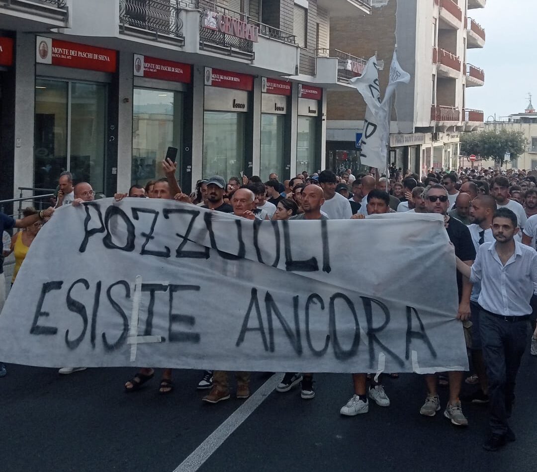 «Apriamo i cancelli dell’HUB» Sfollati a Pozzuoli in marcia verso via Artiaco – LE FOTO