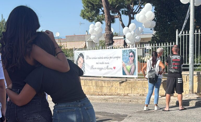 «Il tuo sorriso resterà acceso nei nostri cuori» Palloncini bianchi e fiori per l’ultimo saluto a Manuela, morta a 16 anni – LE FOTO