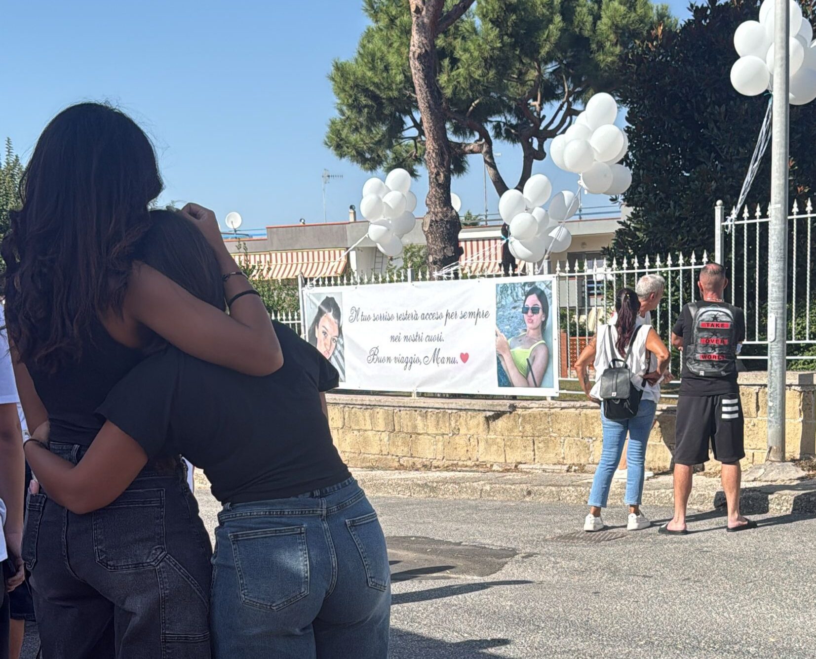 «Il tuo sorriso resterà acceso nei nostri cuori» Palloncini bianchi e fiori per l’ultimo saluto a Manuela, morta a 16 anni – LE FOTO