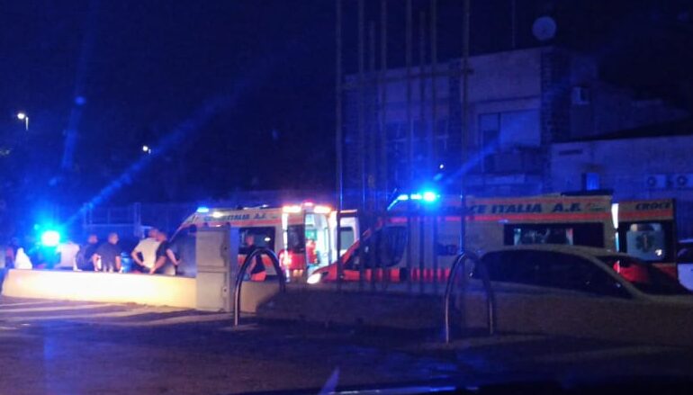POZZUOLI/ Scontro auto-scooter a Licola Borgo: due 19enni feriti, uno è in prognosi riservata