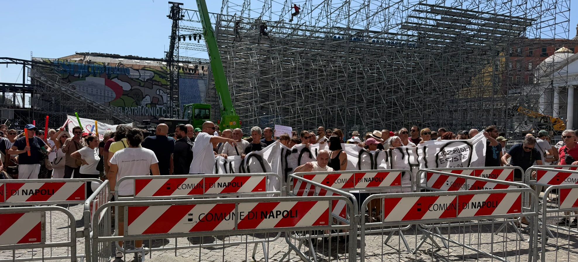 Pozzuoli, si va verso la legge speciale. Proteste e malori all’esterno della Prefettura