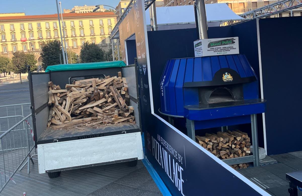 Wood Point al centenario del Napoli: da Pozzuoli legna d’autore per le pizze – LE FOTO