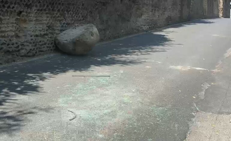 Masso si stacca dalla Montagna Spaccata: colpita un’auto – LA FOTO