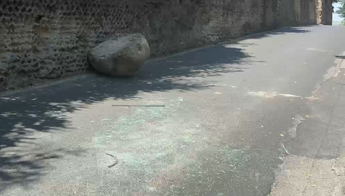 Masso si stacca dalla Montagna Spaccata: colpita un’auto – LA FOTO