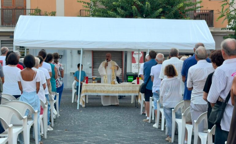 Messe all’aperto e matrimoni annullati: 13 chiese fuori uso a Pozzuoli “Ma noi resistiamo con la gente”