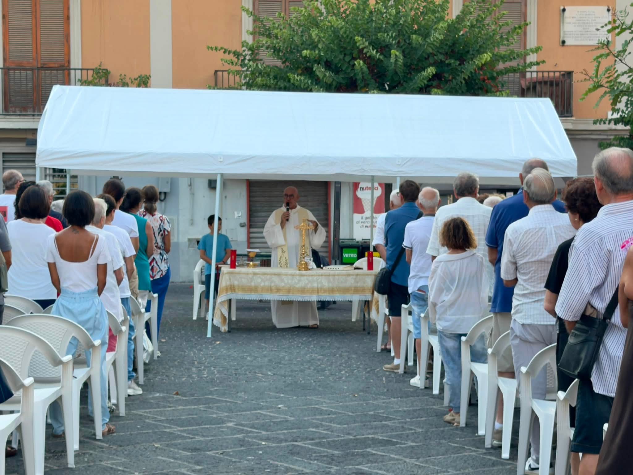 Messe all’aperto e matrimoni annullati: 13 chiese fuori uso a Pozzuoli “Ma noi resistiamo con la gente”