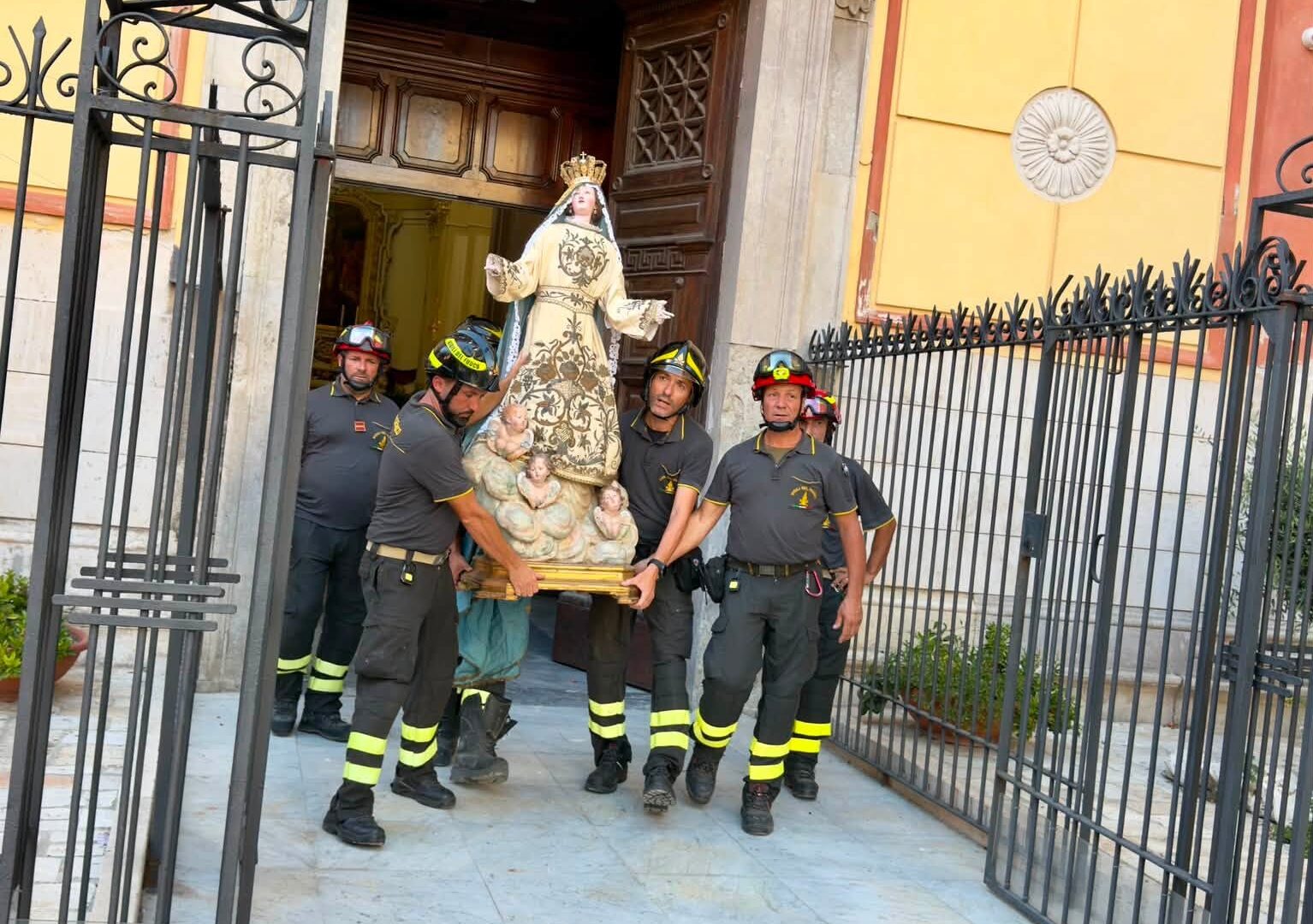 L’impegno dei vigili del fuoco a Pozzuoli: recuperata la chiesa di Santa Maria delle Grazie