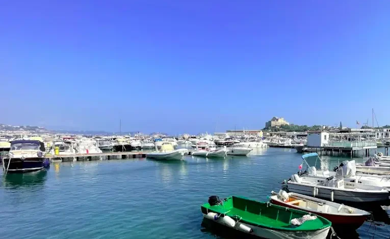 BACOLI/ Gasolio in acqua, sgomberata la spiaggia libera di Baia