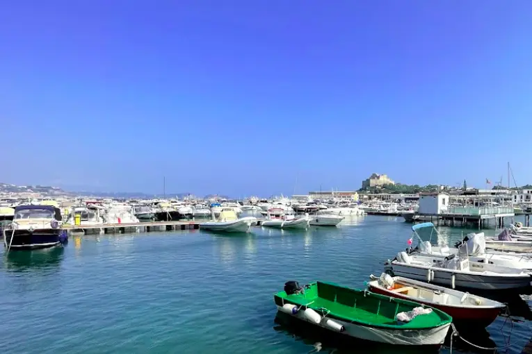BACOLI/ Gasolio in acqua, sgomberata la spiaggia libera di Baia