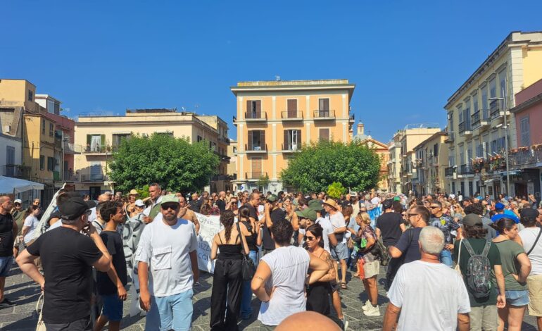 Bradisismo, i commercianti: «Chiudere è un segnale di unità. La battaglia riguarda tutta Pozzuoli»