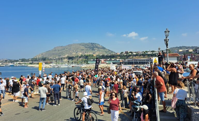 Manifestanti sul porto di Pozzuoli, occupata la banchina – LE FOTO