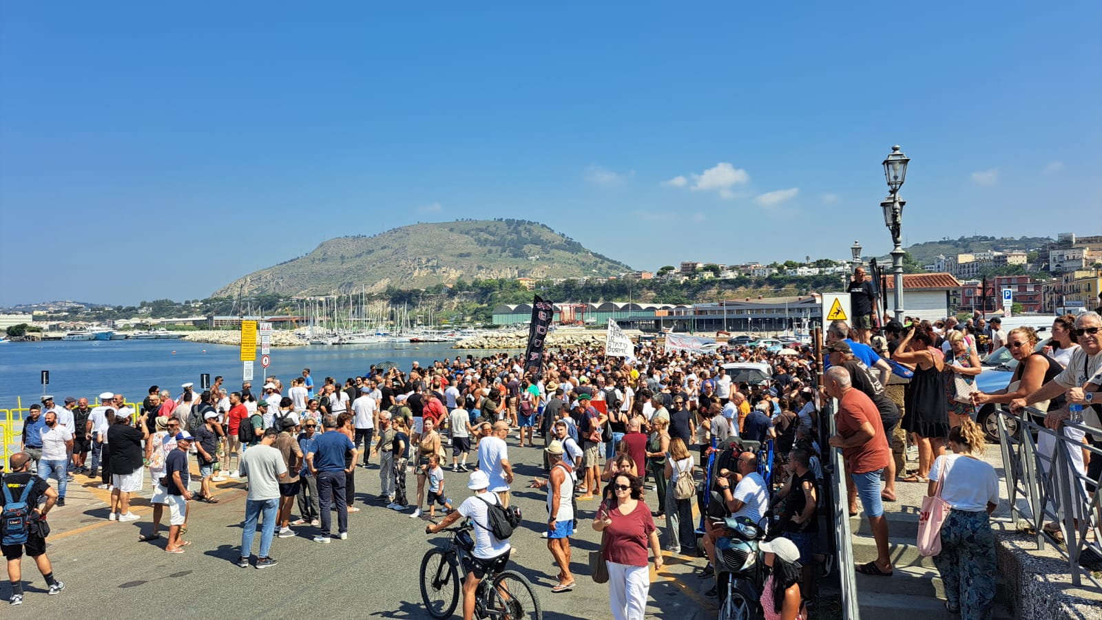 Manifestanti sul porto di Pozzuoli, occupata la banchina – LE FOTO