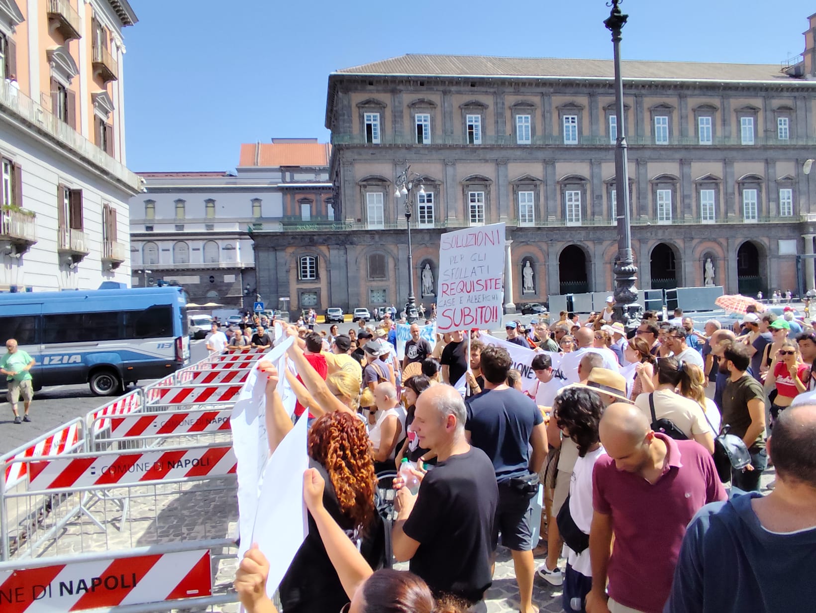 Pozzuoli, sfollati e comitati delusi «Nessuna risposta concreta, l’incontro in Prefettura non ci ha soddisfatto»
