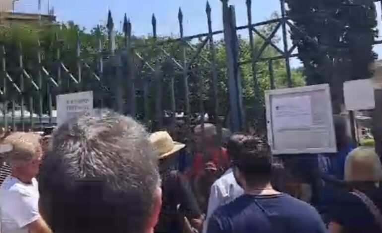 «Senza case e senz’acqua» protesta degli sfollati a Pozzuoli, insulti al Ministro della Cultura davanti all’Anfiteatro – I VIDEO