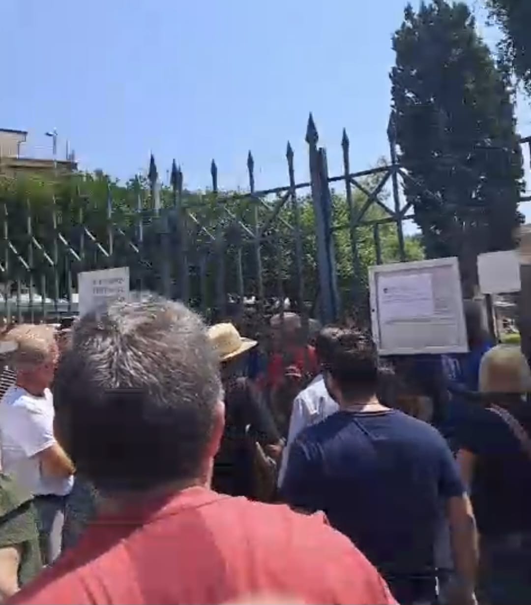 «Senza case e senz’acqua» protesta degli sfollati a Pozzuoli, insulti al Ministro della Cultura davanti all’Anfiteatro – I VIDEO