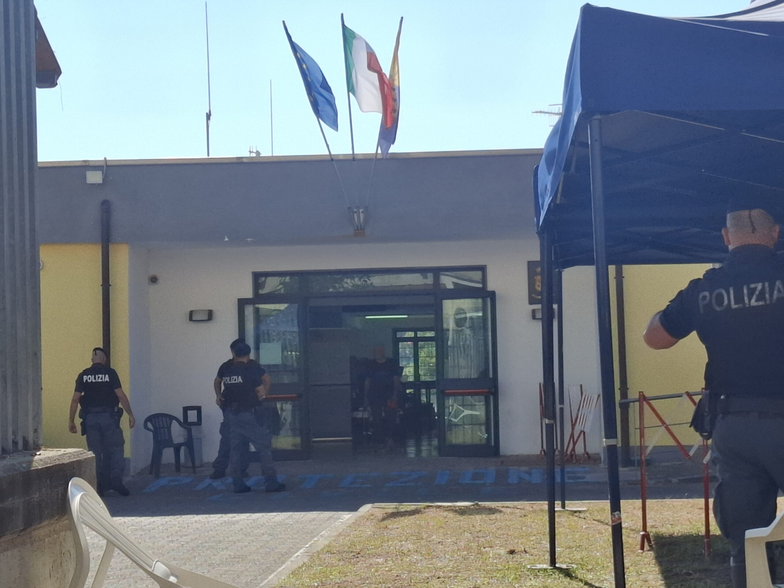 POZZUOLI/ Nella sede fa caldo: il PD fa il direttivo (abusivamente) alla Protezione Civile