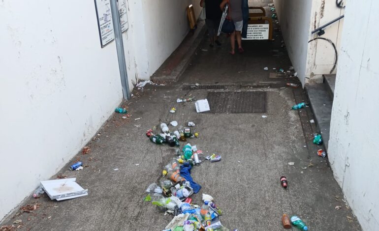 POZZUOLI/ Rifiuti lasciati nel sottopasso, scempio tra i bagnanti a Lucrino