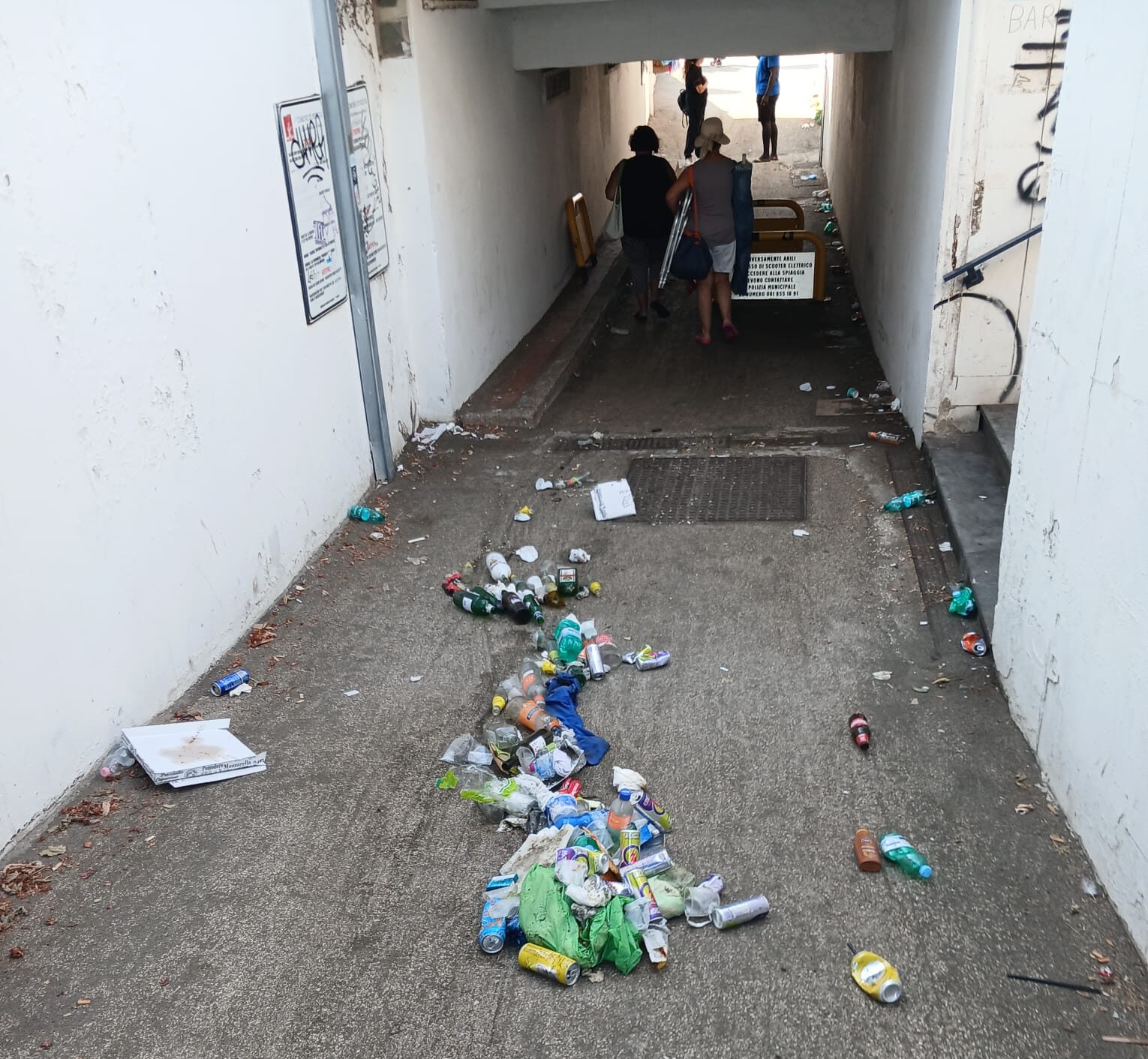 POZZUOLI/ Rifiuti lasciati nel sottopasso, scempio tra i bagnanti a Lucrino