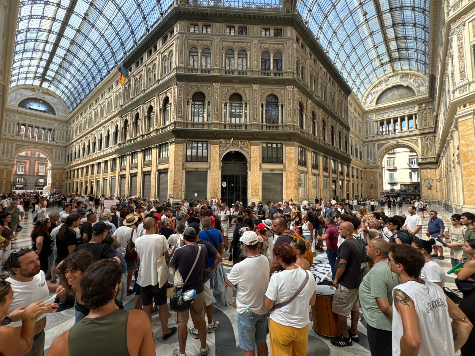 Pozzuoli, assemblea degli sfollati nella Galleria Umberto