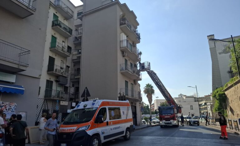 Crisi sismica a Pozzuoli, sgombero a Piazza dell’Annunziata: proteste e malori – LE FOTO