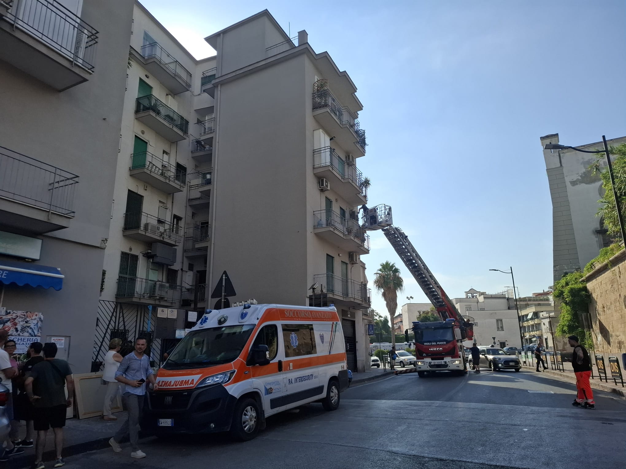 Crisi sismica a Pozzuoli, sgombero a Piazza dell’Annunziata: proteste e malori – LE FOTO