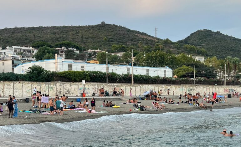 POZZUOLI/ Spiagge vietate da ordinanza sindacale, ma in centinaia prendono d’assalto Lucrino e Arco Felice per i falò